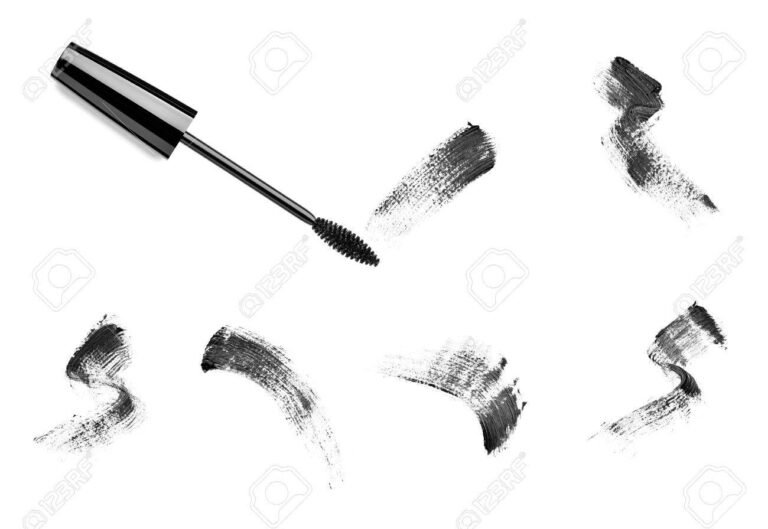 mascara de pestanas sobre fondo blanco