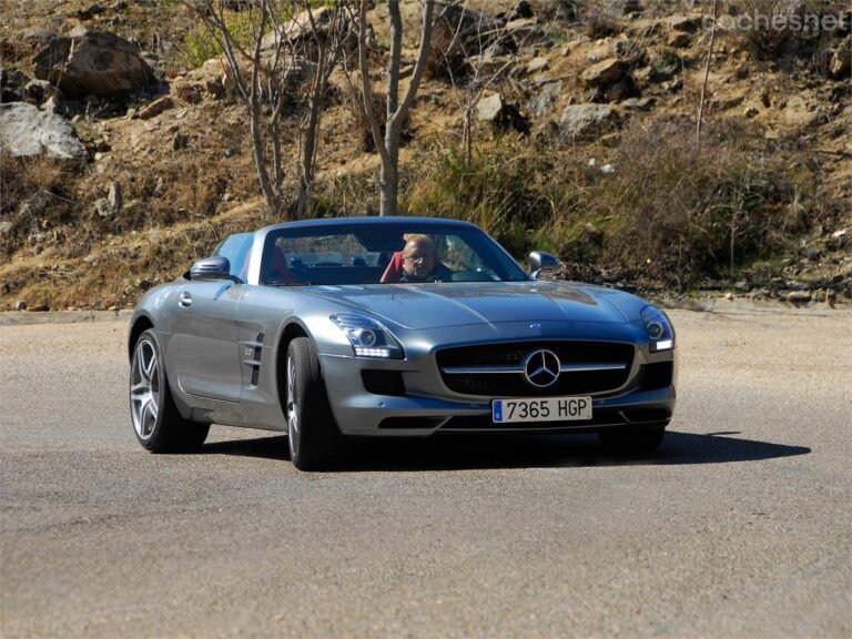 Qué características y rendimiento ofrece el Mercedes Benz SLS AMG Roadster 2 mercedes benz sls amg roadster en carretera