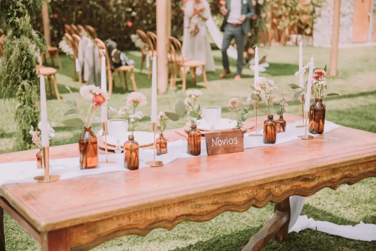 mesa de altar decorada con estilo personal