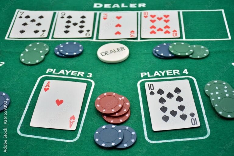 mesa de poker con cartas y fichas
