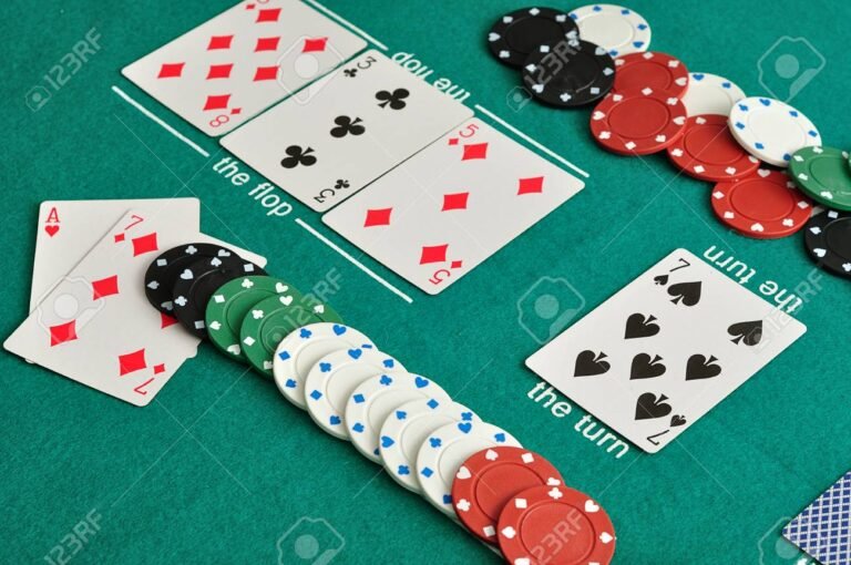 Qué se necesita para jugar al póker de manera efectiva 20 mesa de poker con fichas y cartas 1