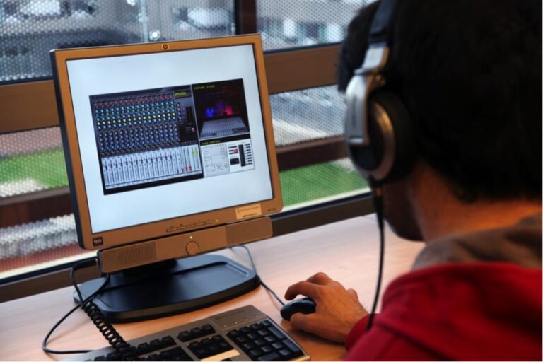 mesas de mezcla con auriculares y laptop