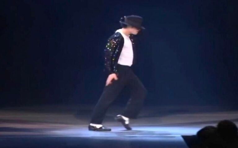 michael jackson bailando en una actuacion iconica