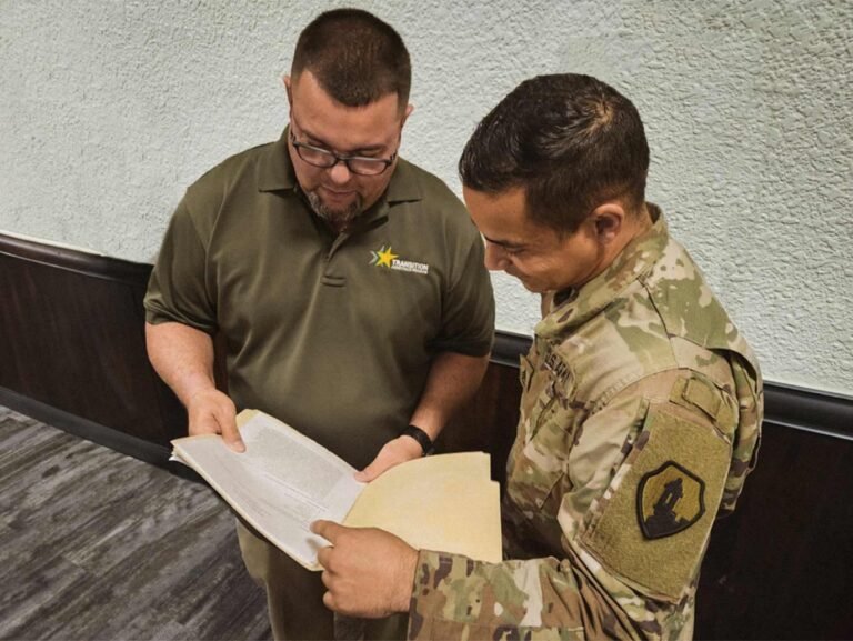 militar retirado recibiendo asesoria financiera