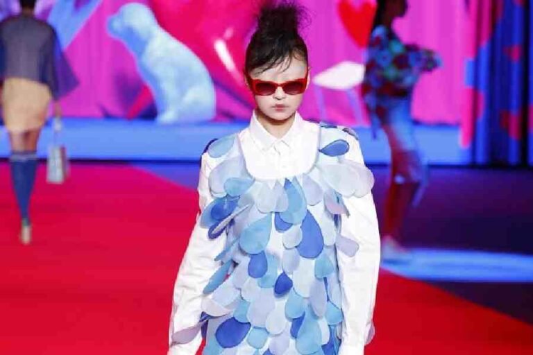 De qué trata "El imperio de lo efímero" y cuál es su mensaje principal 11 moda efimera en un desfile vibrante