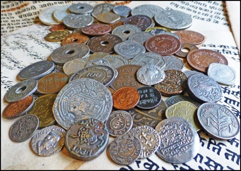 Cuánto cobra PayPal por hacer una transferencia internacional 5 monedas del mundo sobre un fondo neutro