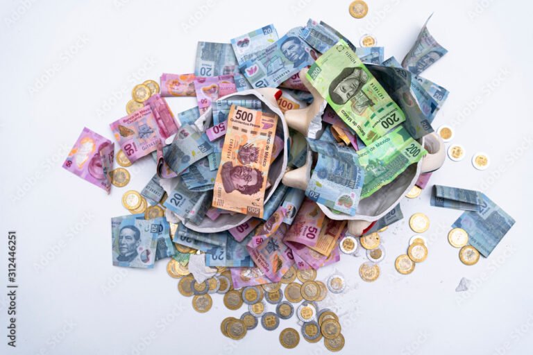 Cómo puedo ahorrar dinero en un mes de manera efectiva 22 monedas y billetes en una alcancia