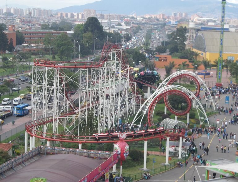 Qué promociones de Six Flags están disponibles con Coca-Cola 12 montana rusa con logo de coca cola