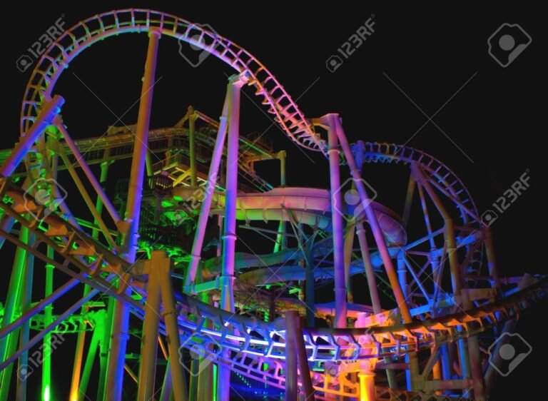 montanas rusas iluminadas por la noche