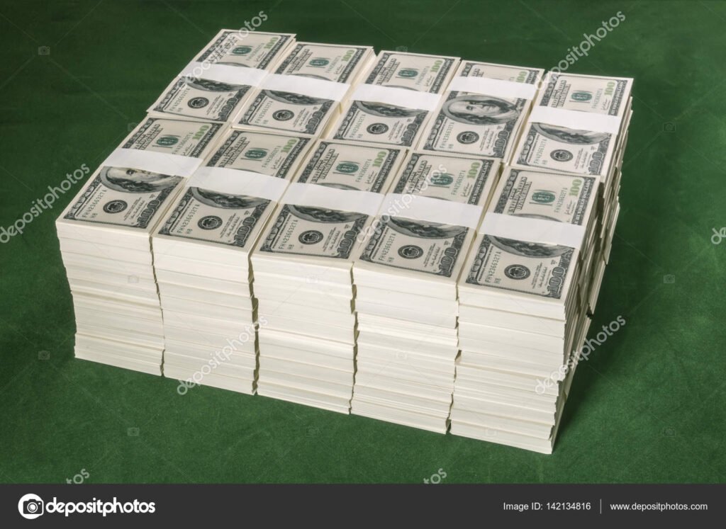 Qué significa "pacas de billetes" en las canciones de Natanael Cano 1 montones de billetes apilados en una mesa