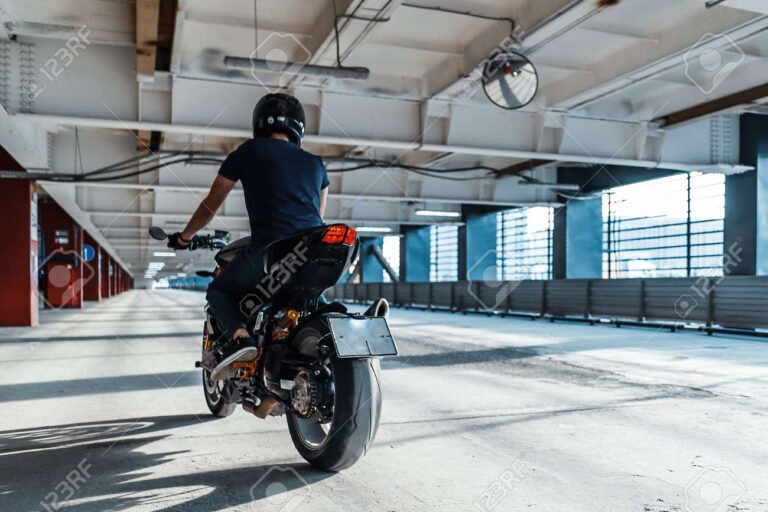 Cómo puedo verificar si mi moto tiene reporte de robo en México 18 moto estacionada con fondo urbano