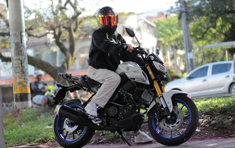 moto yamaha en un entorno urbano