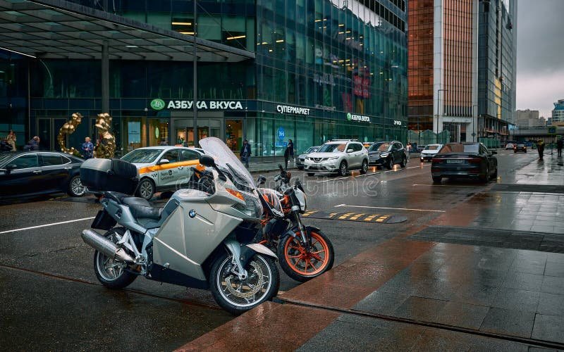 Qué opciones de seguro de moto ofrece Banco Azteca y sus beneficios 1 motos estacionadas en un paisaje urbano