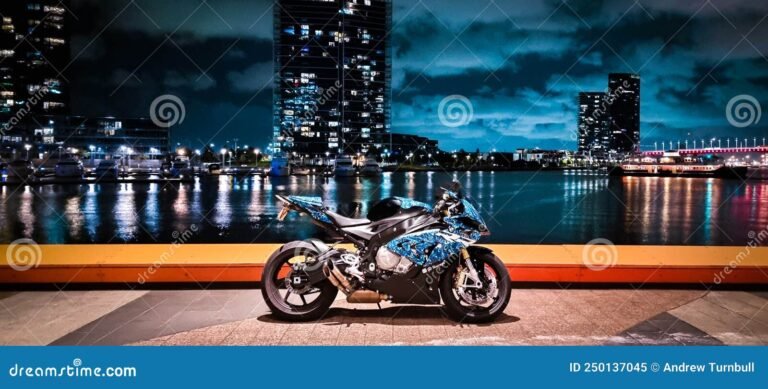 Qué opciones de seguro para moto ofrece Banco Azteca 17 motos modernas en un paisaje urbano