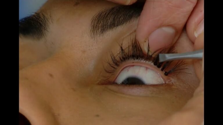 Cómo encontrar el mejor curso de pestañas y cejas en tu área 5 mujer aprendiendo a aplicar pestanas