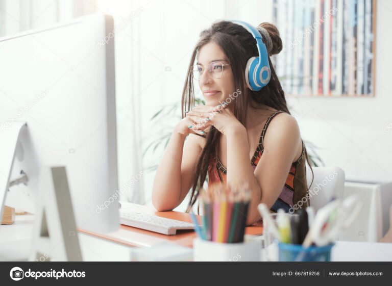 mujer con auriculares viendo una pantalla