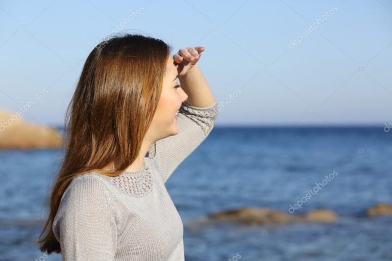 mujer confiada mirando hacia el horizonte