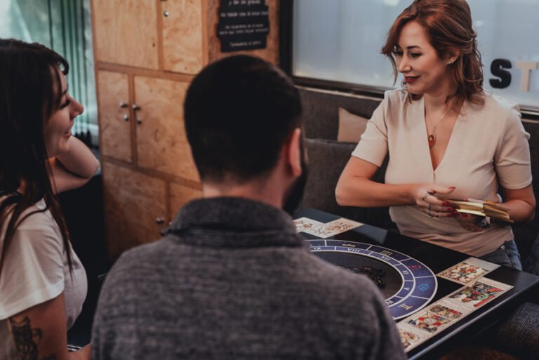 Dónde puedo hacer un tarot de la suerte online de manera gratuita 9 mujer consultando tarot en linea