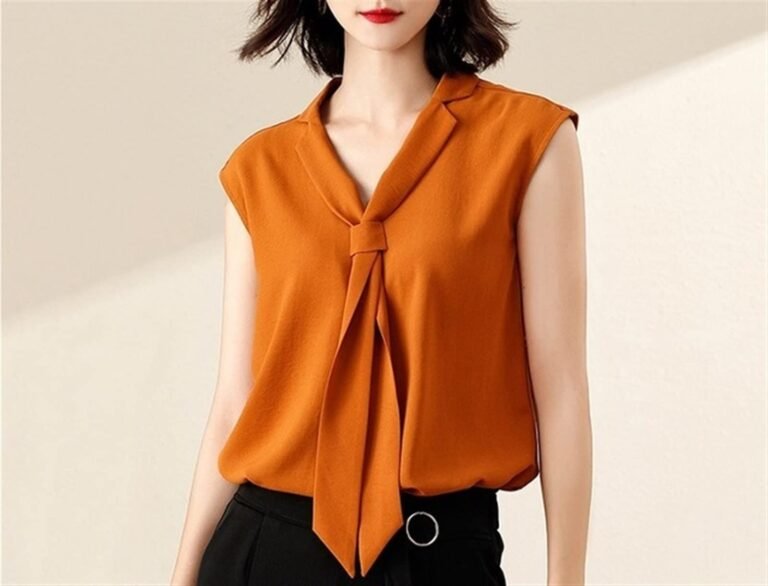 mujer elegante con blusa sin mangas