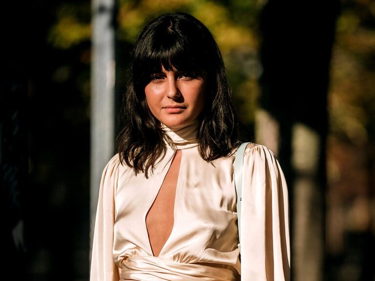 Cómo elegir blusas largas abiertas de los lados para un look moderno 5 mujer luciendo blusa larga abierta de lado