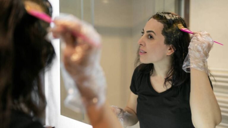 Cómo Pintar Tu Cabello En Casa Sin Cometer Errores Comunes 14 mujer pintandose el cabello en casa