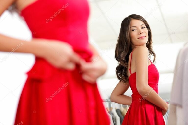 mujer probandose vestido rojo corto