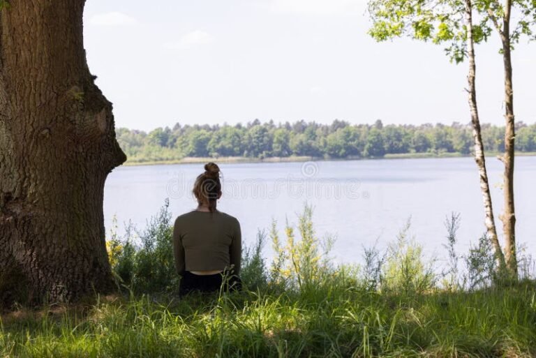 Cómo encontrar al hombre de tu vida tras un matrimonio fallido 27 mujer reflexionando en un paisaje sereno