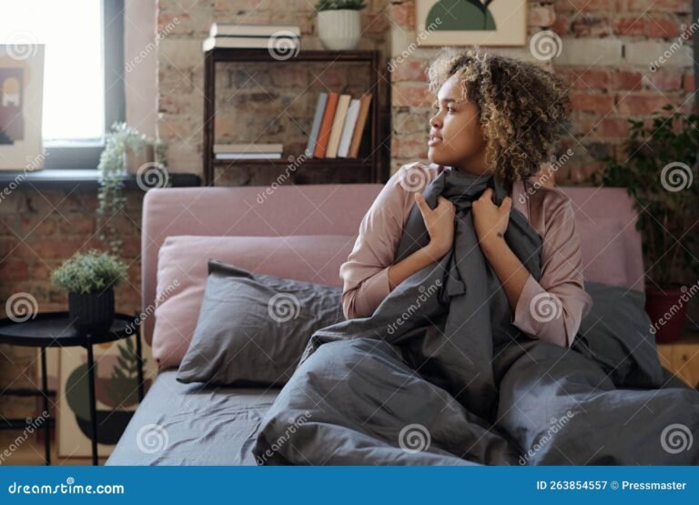 mujer relajandose en pijama moderno