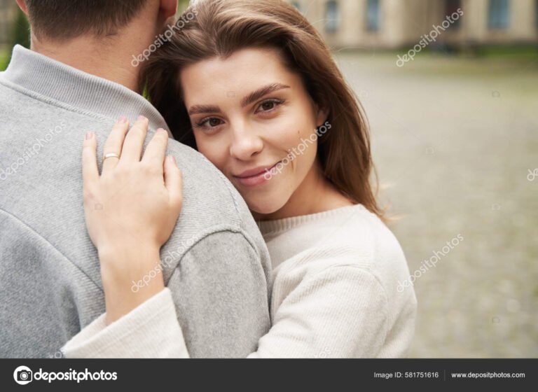 Cómo lograr que un hombre se enamore de ti de manera efectiva 10 mujer sonriendo en una cita romantica