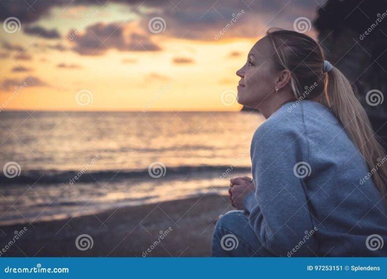 mujer sonriendo mientras mira al horizonte