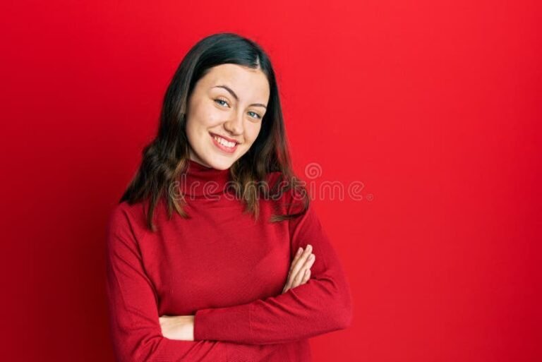 mujer sonriente con blusa cuello halter