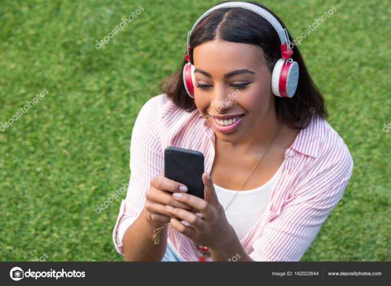 mujer usando auriculares con smartphone