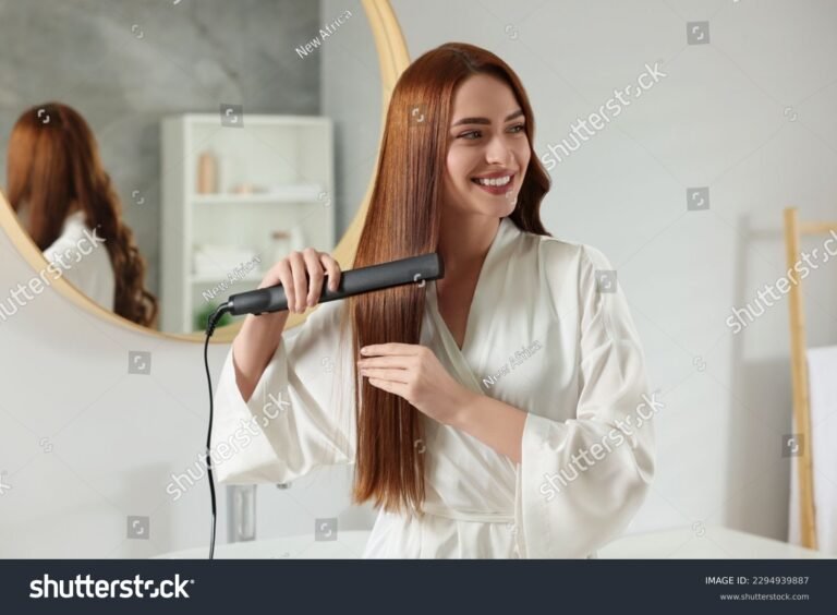 mujer usando plancha de pelo moderna