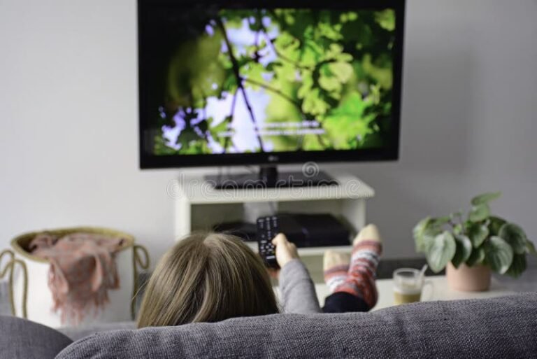 mujer viendo television con subtitulos
