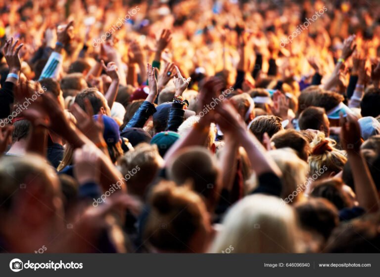 Qué horarios tiene el festival The World Is A Vampire en México 2 multitud disfrutando de un festival al aire libre