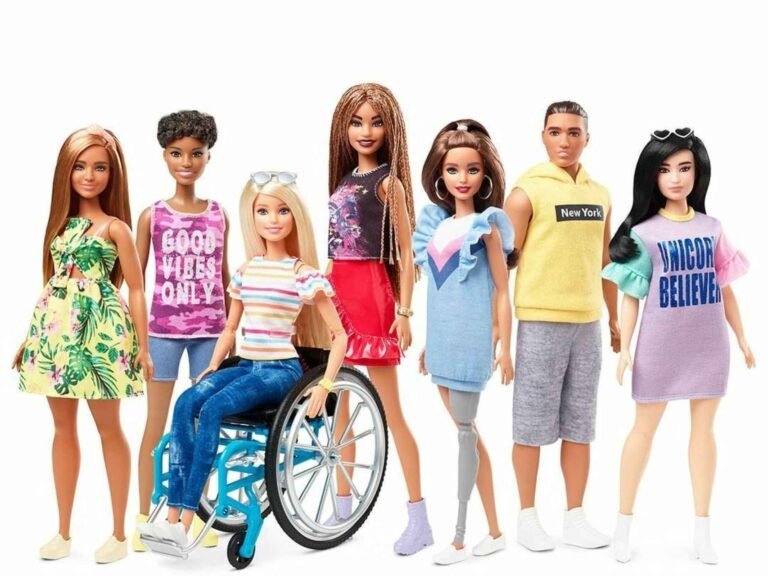 Barbie: Cómo inspirarte para ser lo que quieras en la vida 11 muneca barbie rodeada de diversidad e inspiracion