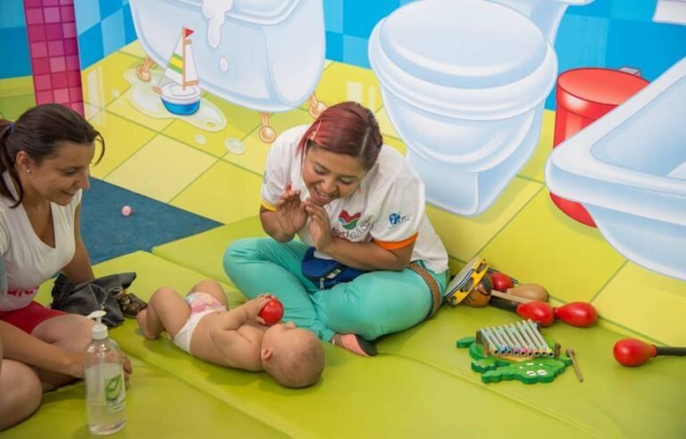 muneca fisher price interactuando con ninos
