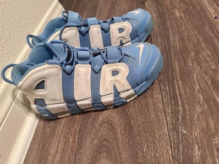 nike air more uptempo azul en accion