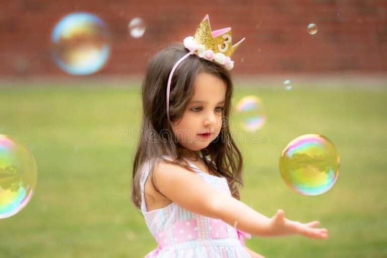 nina jugando con burbujas al aire libre