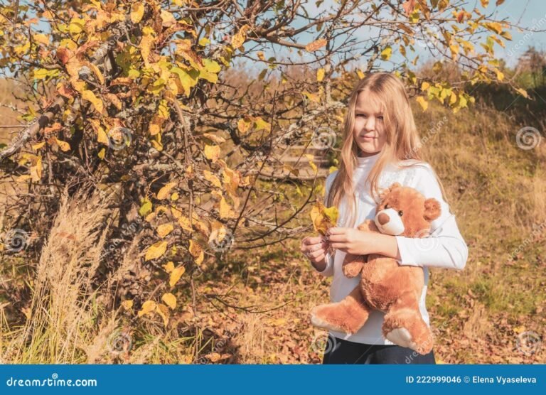 nina rubia con osos en un bosque