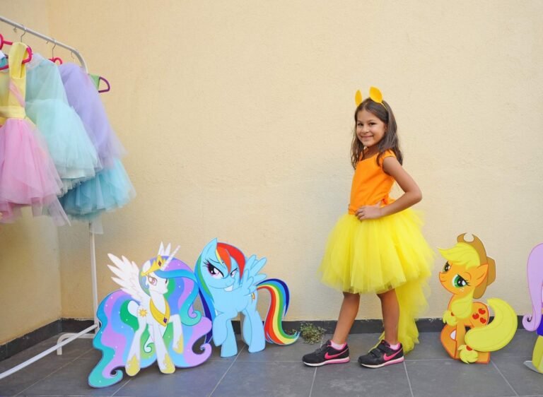 Dónde puedo comprar un disfraz de My Little Pony para niña 13 nina vestida de my little pony feliz