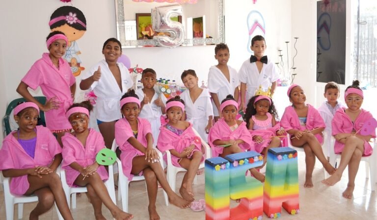Cómo organizar una divertida fiesta de spa para niñas en casa 9 ninas disfrutando de un dia de spa
