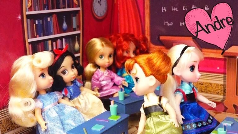 ninas jugando con munecas de princesas disney