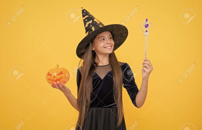 nino asombrado con un mago divertido