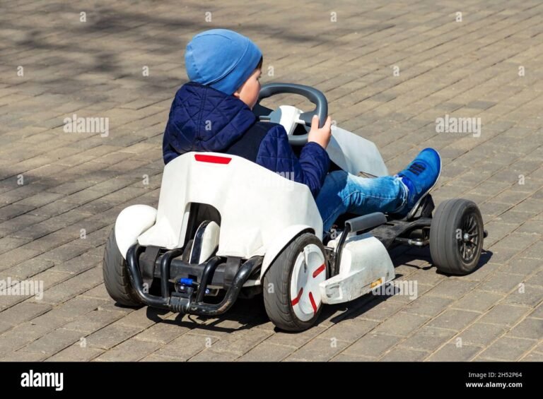 Qué características deben tener los go karts de pedales para niños 24 nino conduciendo go kart de pedales