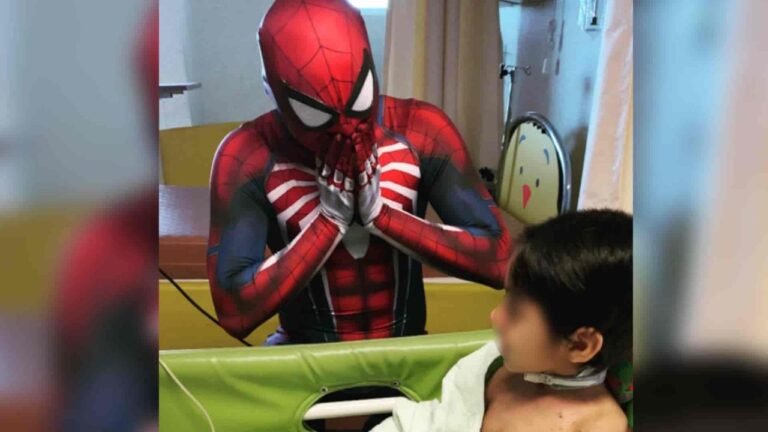 nino disfrazado de hombre arana feliz