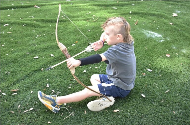 Cómo elegir un arco y flecha adecuado para niños principiantes 4 nino eligiendo un arco y flecha