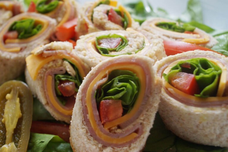 nino envuelto en pan bimbo fresco