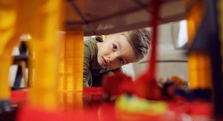 nino explorando su entorno con curiosidad