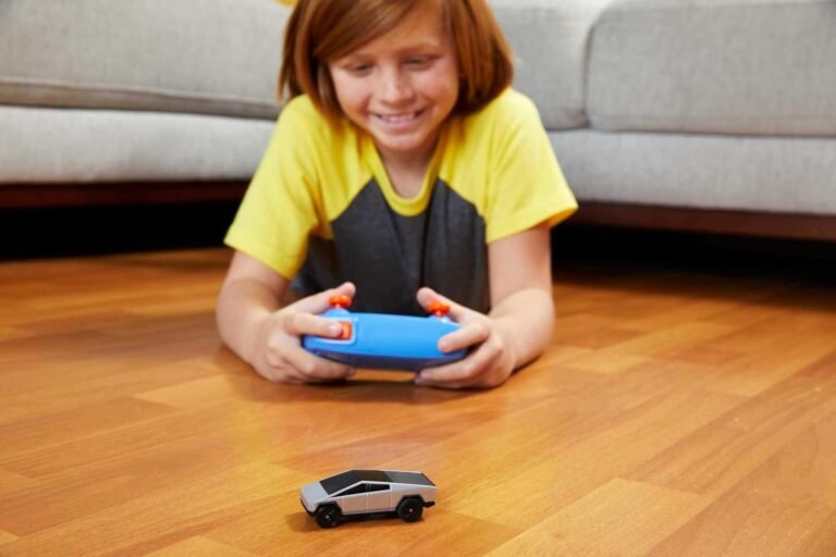 Dónde comprar Hot Wheels RC de control remoto para niños 29 nino jugando con coche hot wheels rc